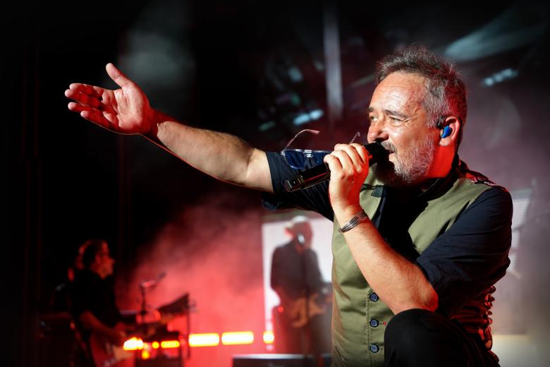 Love of Lesbian abrieron el 45º Festival de la Guitarra de Córdoba en el Teatro de la Axerquía (julio 2026)