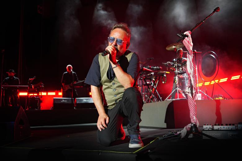 Love of Lesbian abrieron el 45º Festival de la Guitarra de Córdoba en el Teatro de la Axerquía (julio 2026)