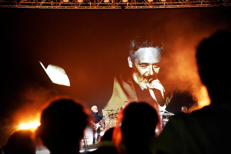 Love of Lesbian abrieron el 45º Festival de la Guitarra de Córdoba en el Teatro de la Axerquía (julio 2026)