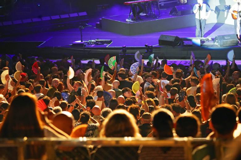 Love of Lesbian abrieron el 45º Festival de la Guitarra de Córdoba en el Teatro de la Axerquía (julio 2026)