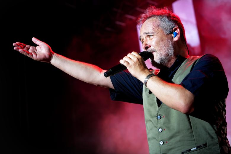 Love of Lesbian abrieron el 45º Festival de la Guitarra de Córdoba en el Teatro de la Axerquía (julio 2026)
