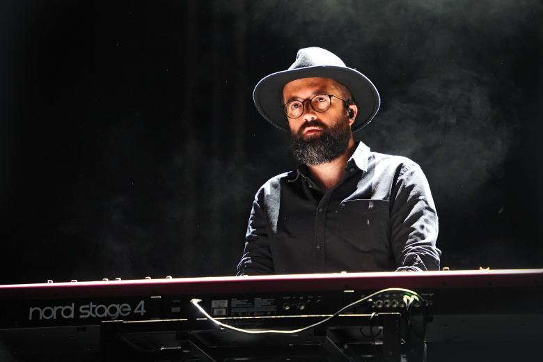 Love of Lesbian abrieron el 45º Festival de la Guitarra de Córdoba en el Teatro de la Axerquía (julio 2026)
