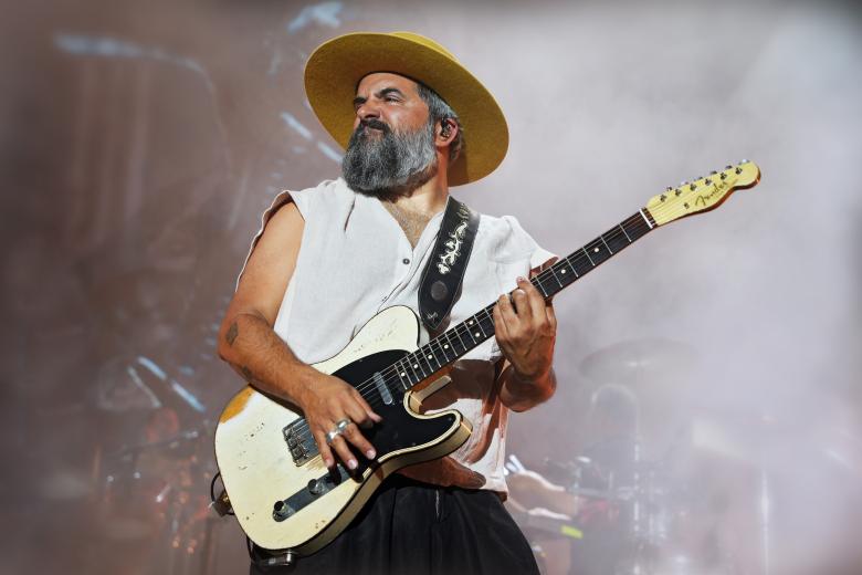 Love of Lesbian abrieron el 45º Festival de la Guitarra de Córdoba en el Teatro de la Axerquía (julio 2026)