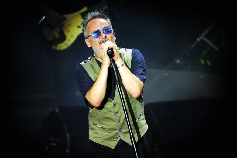 Love of Lesbian abrieron el 45º Festival de la Guitarra de Córdoba en el Teatro de la Axerquía (julio 2026)