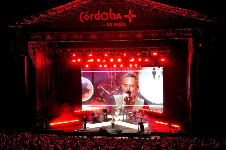 Love of Lesbian abrieron el 45º Festival de la Guitarra de Córdoba en el Teatro de la Axerquía (julio 2026)