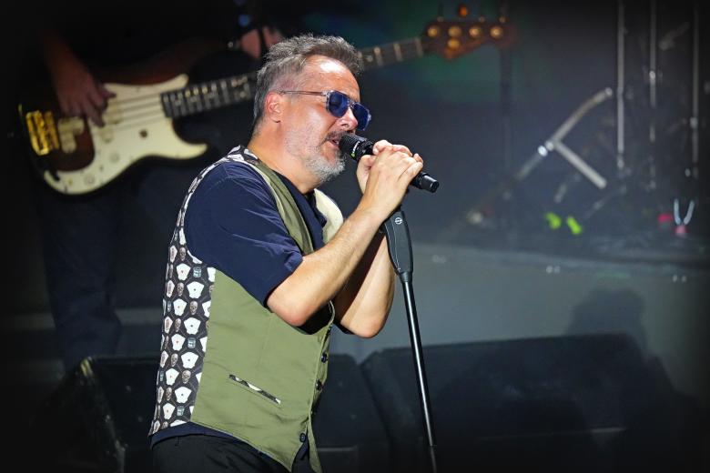 Love of Lesbian abrieron el 45º Festival de la Guitarra de Córdoba en el Teatro de la Axerquía (julio 2026)