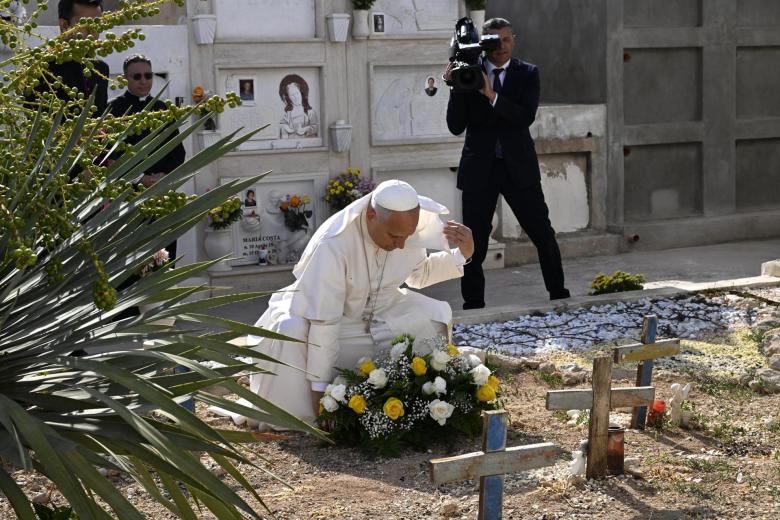 Lampedusa (Italy), 04/07/2026.- Pope Leo XIV lays a floral tribute on a grave during his stop at a local cemetery as part of his pastoral visit to the island of Lampedusa, in southern Italy, 04 July 2026. (Papa, Italia) EFE/EPA/CIRO FUSCO / POOL
