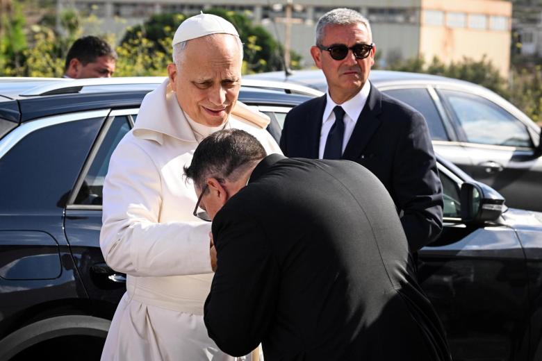 Lampedusa (Italy), 04/07/2026.- Pope Leo reacts as the wind blows his papal robe upon his arrival at a local cemetery during his pastoral visit to the island of Lampedusa, in southern Italy, 04 July 2026. (Papa, Italia) EFE/EPA/REMO CASILLI / POOL