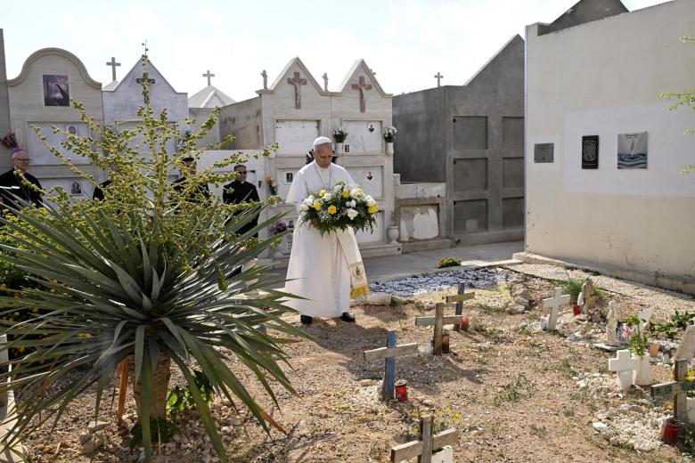 Lampedusa (Italy), 04/07/2026.- Pope Leo XIV (L) is welcomed by Parish priest of Lampedusa, Carmelo Rizzo (C), upon his arrival on a pastoral visit to the island of Lampedusa, in southern Italy, 04 July 2026. (Papa, Italia) EFE/EPA/TIZIANA FABI / POOL