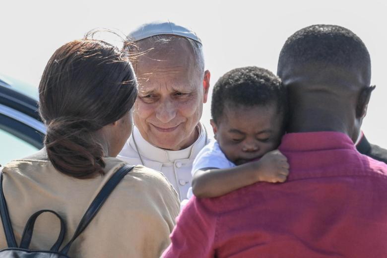El Santo Padre saluda a los migrantes al detenerse en el muelle de Favaloro