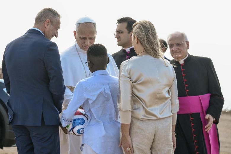El Papa León XIV saluda a la multitud al detenerse en el muelle Favaloro