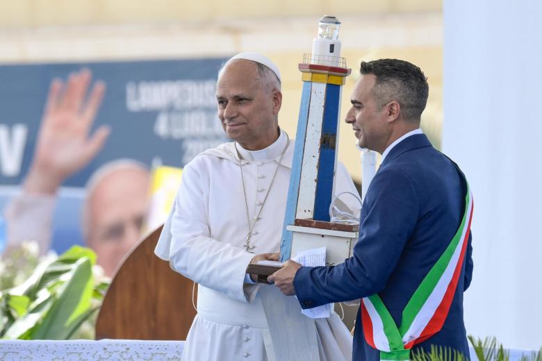 El papa León XIV se reúne con el alcalde de Lampedusa, Filippo Mannino