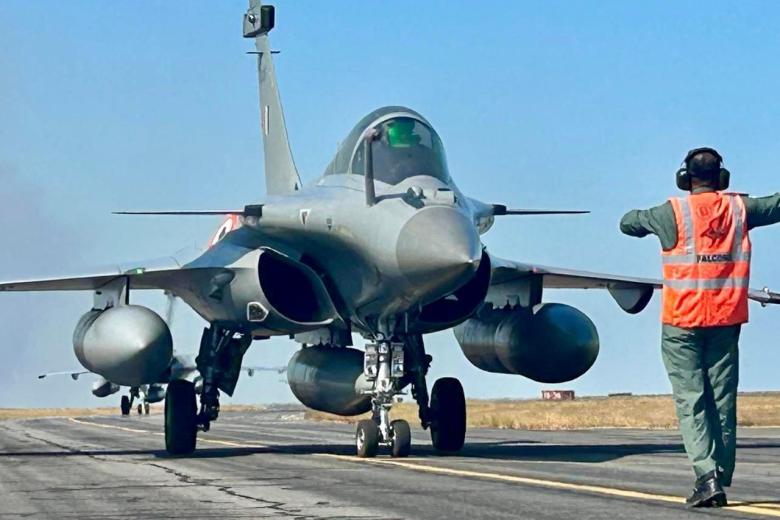 La delegación de la Fuerza Aérea India también participa en Australia en el Ejercicio Pitch Black 2026. Pilotando el Rafale, la IAF entrena junto a Fuerzas Aéreas amigas. El ejercicio agudiza la sinergia operativa y facilita el intercambio de mejores prácticas militares y técnicas