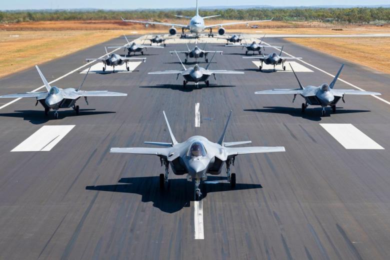 F-22 de la US Air Force y F-35 de la Australian Royal Air Force entrenaron juntos en el Ejercicio Pitch Black. Estos ejercicios conjuntos buscan mejorar la interoperabilidad entre las fuerzas aliadas, disuadir la agresión en la región del Indo-Pacífico y asegurar una fuerza lista y resiliente