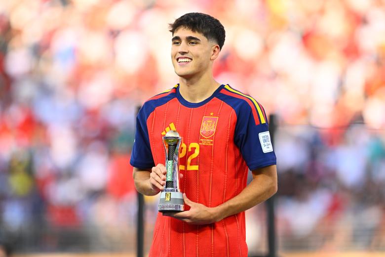 (Foto de ARCHIVO)
19 July 2026, US, East Rutherford: Spain's Pau Cubarsi holds the trophy for Best Young Player during the awards ceremony following the 2026 FIFA World Cup final between Spain and Argentina at New York-New Jersey Stadium (MetLife Stadium). Photo: Tom Weller/dpa

19/7/2026 ONLY FOR USE IN SPAIN