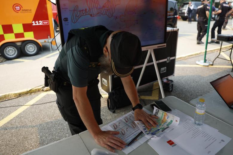 Miembros de la Guardia Civil siguen la evolución del incendio de la sierra oeste de la Comunidad de Madrid desde el Puesto de Mando Avanzado (PMA) ubicado en la localidad madrileña de Cenicientos