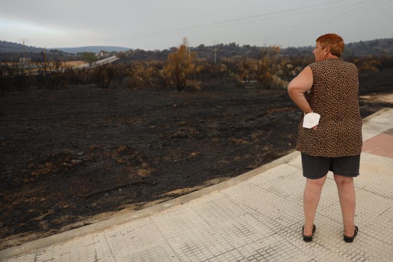 Una vecina de la localidad de Villa del Prado observa una zona calcinada por el incendio