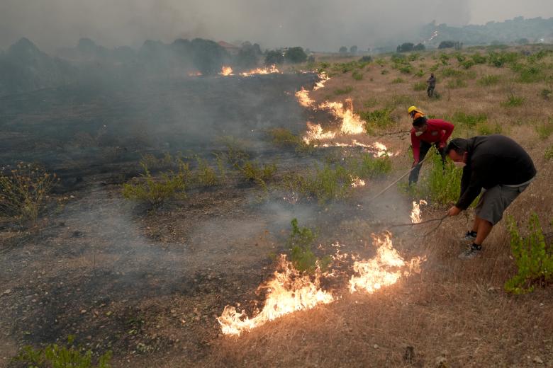 Vecinos intentan sofocar el fuego en Cebreros, Ávila