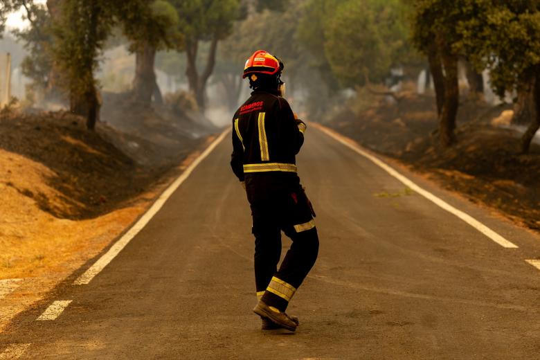 Un bombero trabaja en las labores de extinción del incendio forestal