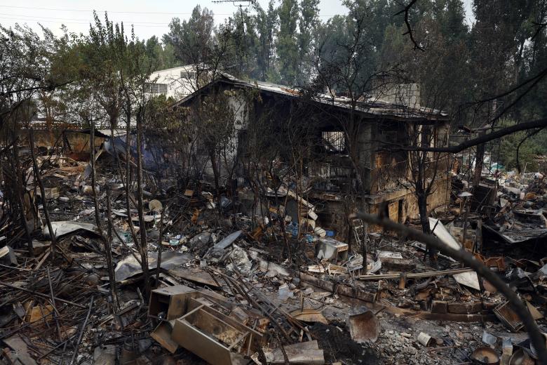 Esta imagen muestra los daños en una casa calcinada, situada en una parcela utilizada para almacenar chatarra, tras un devastador incendio forestal en Pelayos de la Presa, a 65 kilómetros al oeste de Madrid, el 26 de julio de 2026.
Los bomberos españoles han combatido hoy un nuevo frente de incendios cerca de la ciudad costera de Valencia, donde se ha evacuado al menos a 15 000 personas. En la región occidental de Madrid, dos incendios forestales distintos se unieron el 24 de julio para formar un enorme incendio que estuvo a punto de unirse a otro fuego en la vecina Castilla y León. Las llamas ya han arrasado 25 000 hectáreas en Madrid y la vecina provincia de Ávila, lo que ha obligado a más de 60 000 personas (una cifra revisada a la baja) a huir de sus hogares, según las autoridades, que calificaron el incendio como «el peor de la historia» de la región de Madrid.