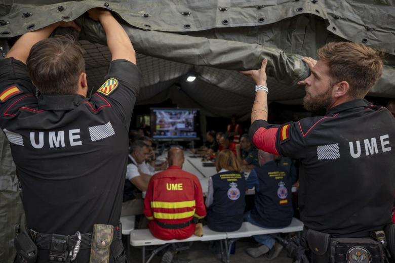 Agentes de la UME en el incendio de Ávila