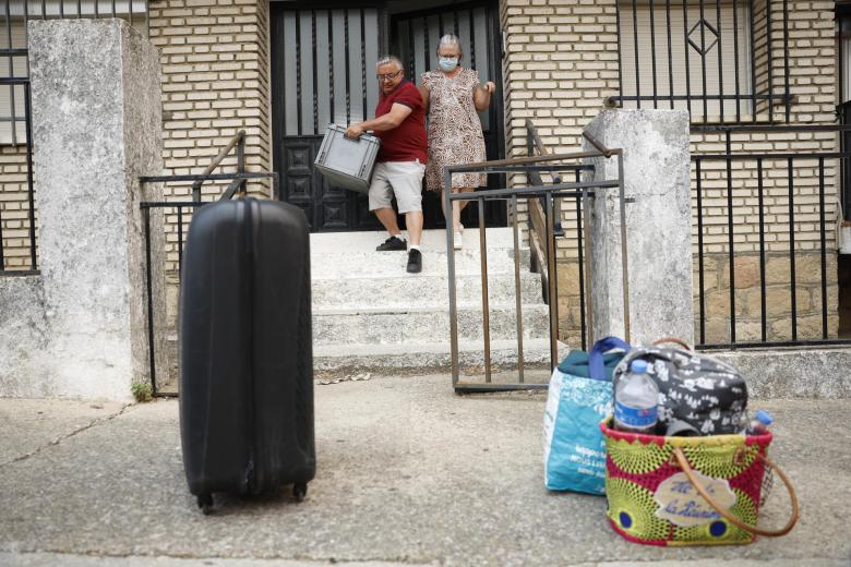 Vecinos de la localidad madrileña de Cadalso de los Vídrios proceden al desalojo del municipio, este sábado
