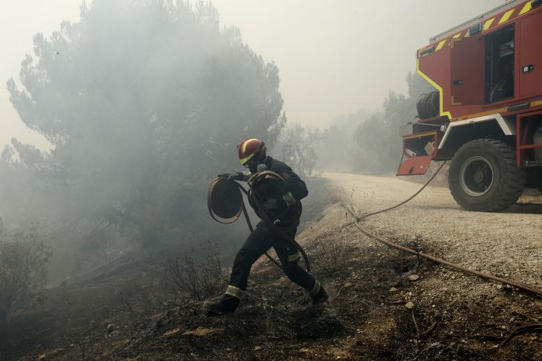 Los bomberos combaten un incendio forestal cerca de San Martín de Valdeiglesias, a unos 70 km al oeste de Madrid, el 26 de julio de 2026. Los bomberos españoles han combatido hoy un nuevo frente de incendios cerca de la ciudad costera de Valencia, donde se ha evacuado al menos a 15 000 personas. En la región occidental de Madrid, dos incendios forestales distintos se unieron el 24 de julio para formar un enorme incendio que estuvo a punto de unirse a otro fuego en la vecina Castilla y León. Las llamas ya han arrasado 25 000 hectáreas en Madrid y la vecina provincia de Ávila, lo que ha obligado a más de 60 000 personas (una cifra revisada a la baja) a huir de sus hogares, según las autoridades, que calificaron el incendio como «el peor de la historia» de la región de Madrid. (Foto de Óscar DEL POZO / AFP)