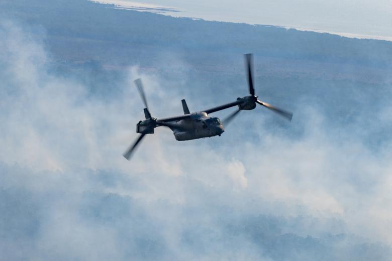 Un avión MV-22B Osprey de rotor basculante con la Fuerza Rotacional de Marines – Darwin realiza operaciones de vuelo durante la exhibición aérea de Mindil Beach en Mindil Beach en Darwin, Australia.