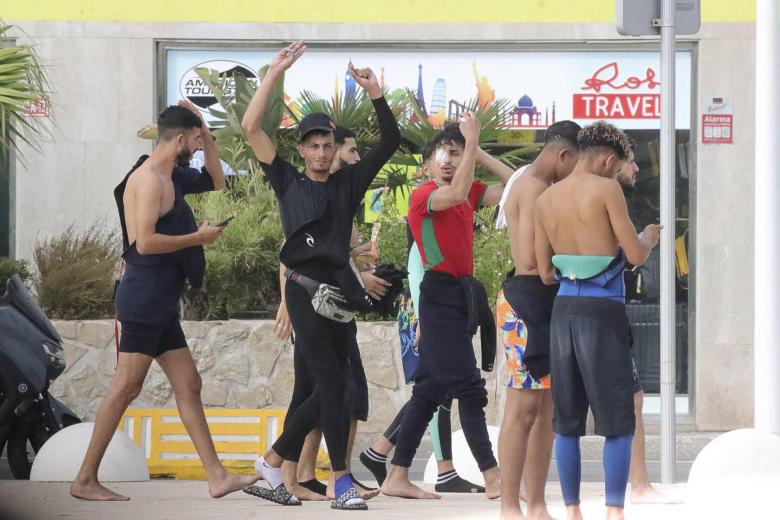 FOTODELDÍA CEUTA, 29/07/2026.- Más de 400 personas, según los cálculos estimados por fuentes policiales, aguardan en estos momentos poder acceder al interior del Centro de Estancia Temporal de Inmigrantes (CETI), cuyo recinto tiene cubiertas sus 512 plazas e incluso alguna más. Según ha podido comprobar EFE, la continua entrada de migrantes por la vía marítima ha motivado que la carretera de acceso al CETI se haya convertido en un campamento improvisado de jóvenes marroquíes y argelinos y, en menor medida, subsaharianos, que aguardan su acceso al interior de las instalaciones habilitadas por el Gobierno.-EFE/Reduan