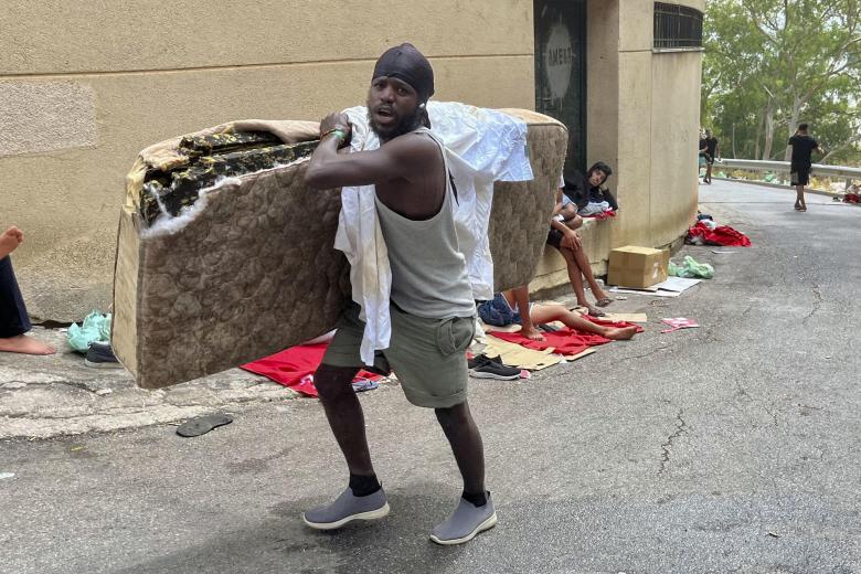 CEUTA, 28/07/2026.-Ceuta ha vuelto a vivir una madrugada de máxima presión migratoria, agravada por la falta de visibilidad en algunas zonas del mar por la niebla, lo que ha provocado el acceso de más de 70 migrantes de distintas nacionalidades, mientras que Marruecos ha conseguido frenar a más de 200 personas más. Según han informado a EFE fuentes policiales, la situación se ha vuelto a vivir en el espigón fronterizo sur del Tarajal, por donde grupos de migrantes han intentado acceder a nado, al igual que han hecho otras personas durante los últimos días.EFE/ Reduan Dris