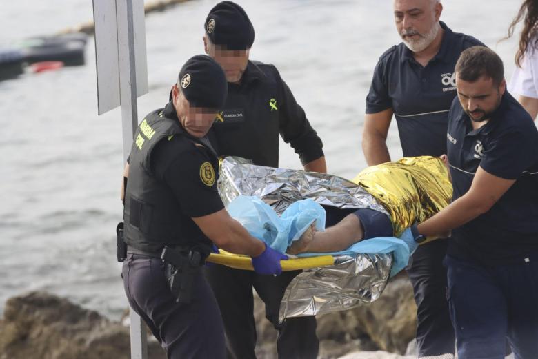 CEUTA, 30/07/2026.- Vista de la entrada ilegal a nado en Ceuta de migrantes marroquíes y argelinos este jueves. Los centros de acogida de adultos y menores de la ciudad autónoma de Ceuta siguen colapsados tras la llegada irregular de unos 1.500 migrantes en los últimos nueve días, lo que ha llevado a su presidente, Juan Jesús Vivas, a pedir una acción contundente y sin dilación al Estado ante la dimensión de la crisis migratoria.EFE/ Reduan Dris