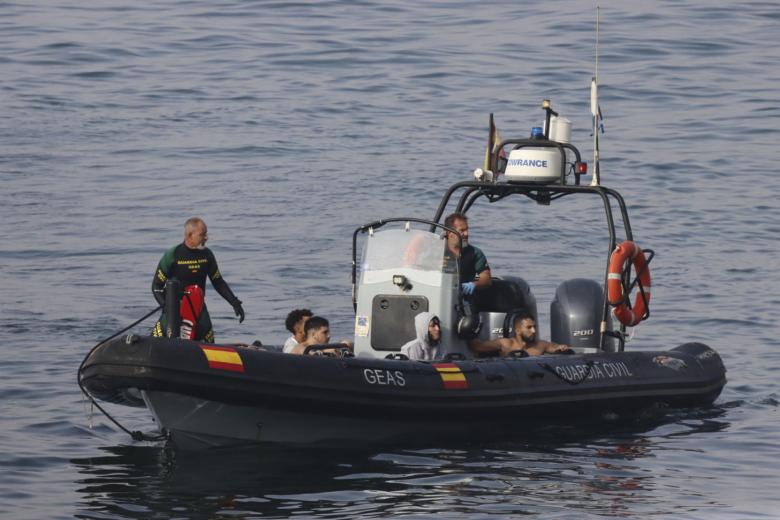 CEUTA, 30/07/2026.- Vista de la entrada ilegal a nado en Ceuta de migrantes marroquíes y argelinos este jueves. Los centros de acogida de adultos y menores de la ciudad autónoma de Ceuta siguen colapsados tras la llegada irregular de unos 1.500 migrantes en los últimos nueve días, lo que ha llevado a su presidente, Juan Jesús Vivas, a pedir una acción contundente y sin dilación al Estado ante la dimensión de la crisis migratoria.EFE/ Reduan Dris