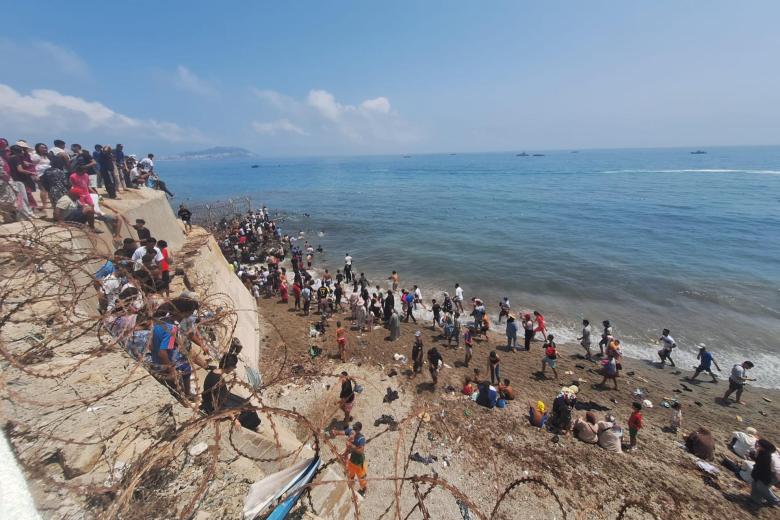 «Vamos a la valla, no por el mar, a la frontera. Inshalla (ojalá lo consigamos)», gritaba uno de los jóvenes, muchos de los cuales llegaron a Castillejos en coches y motos.