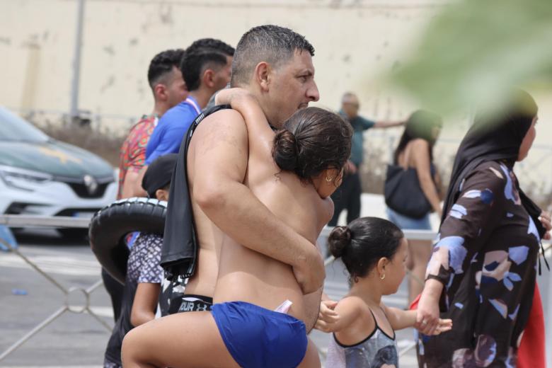 A unos 500 metros de la frontera permanecían desplegados una docena de agentes marroquíes en un control de acceso, aunque la marea humana seguía llegando de forma ininterrumpida desde distintos puntos de los alrededores.