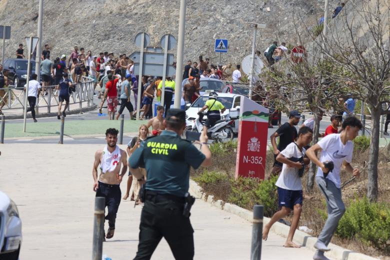 Miles de marroquíes saltaron ayer la valla entre Castillejos (Marruecos) y Ceuta
