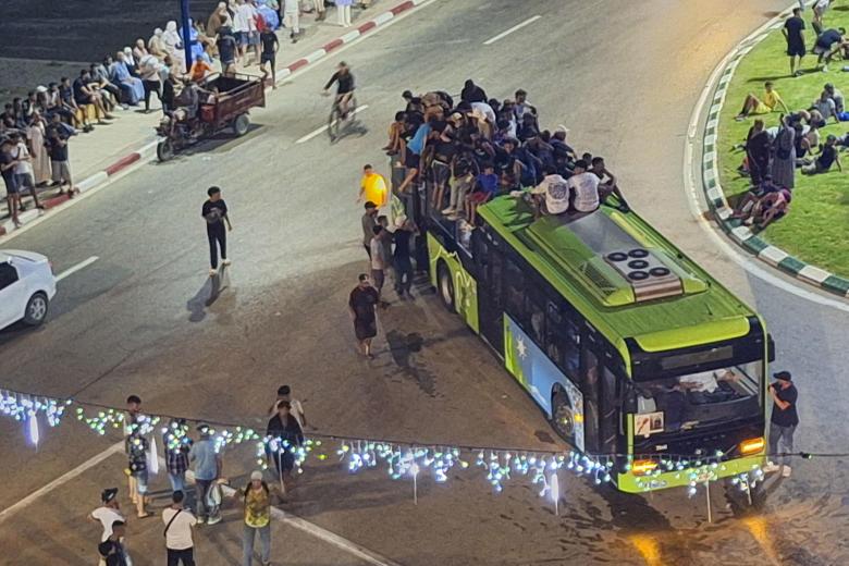 Varios migrantes en las calles Castillejos (Marruecos) tras volver de España