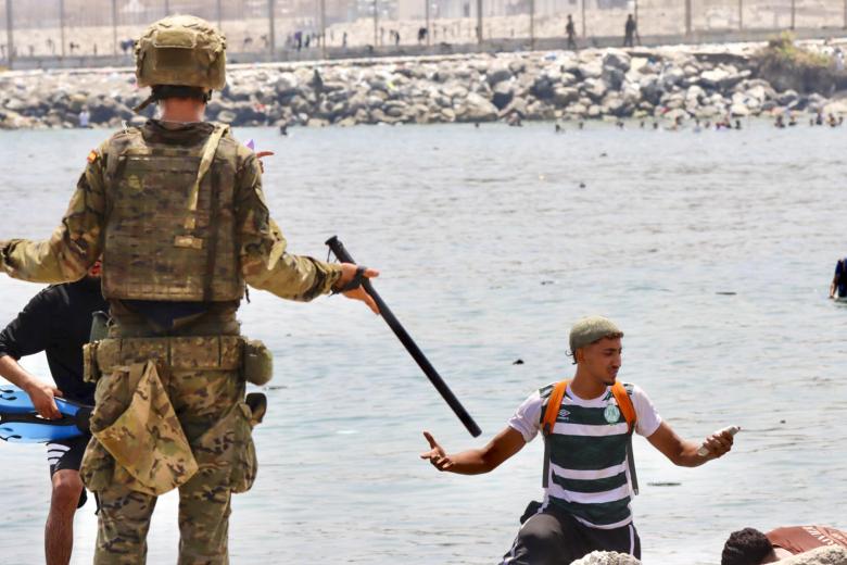 Varios migrantes llegan a la costa española de Ceuta, este viernes.