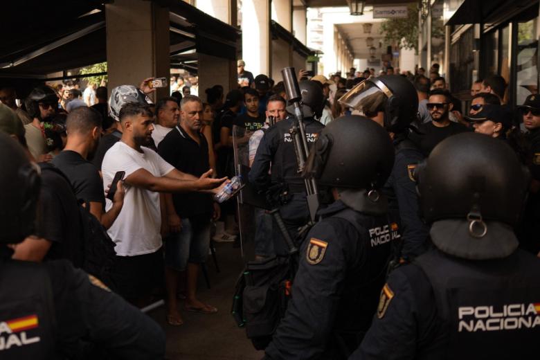 Ciudadanos ceutíes de origen marroquí han increpado a Alvise en Ceuta, quien ha tenido que salir finalmente escoltado: «Aprovecháis la situación para sembrar odio»