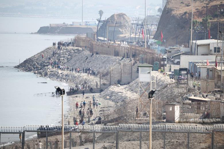 Imagen de la playa por la que el jueves entraron decenas de miles de ciudadanos marroquíes sin apenas oposición