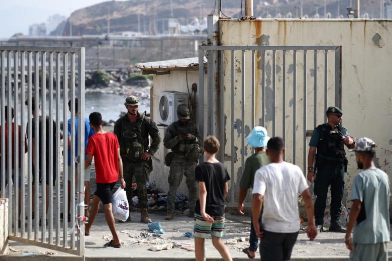 Este sábado la carretera de acceso a la aduana del Tarajal era un constante goteo de personas que regresaban a Marruecos después de haber pasado más de un día en Ceuta, donde no han encontrado ningún lugar para ser acogidos, comida o bebida.
Este sábado la carretera de acceso a la aduana del Tarajal era un constante goteo de personas que regresaban a Marruecos después de haber pasado más de un día en Ceuta, donde no han encontrado ningún lugar para ser acogidos, comida o bebida.