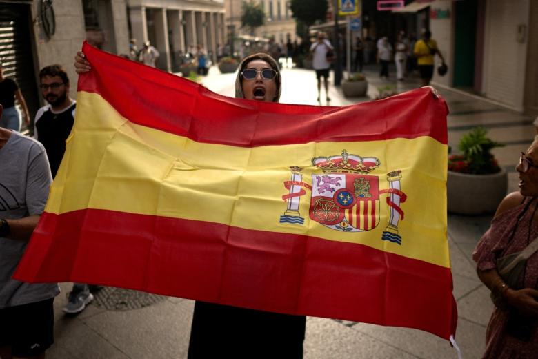 Una ciudadana de Ceuta, con una bandera de España en los instantes previos a una de las manifestaciones convocadas este sábado.
