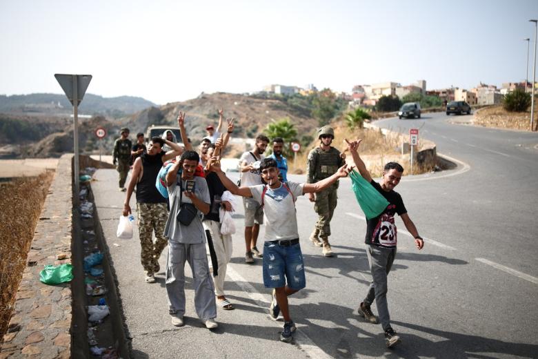 Todos los jóvenes que regresan a Marruecos son de nacionalidad marroquí y tienen entre 18 y 35 años, según ha podido comprobar la agencia pública EFE, y en todos los casos entraron con lo puesto: bañador, camiseta y unas chanclas.