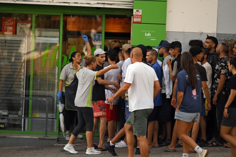Lo peor para los vecinos de Ceuta han sido las colas para entrar en los supermercados o tomar un desayuno en las cafeterías de esta ciudad española.