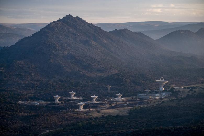 El Complejo de Comunicaciones de la NASA se convirtió en la "zona cero" de la defensa contra el fuego, ya que las llamas rodearon completamente su perímetro de seguridad en Robledo de Chavela durante los peores momentos del incendio de la Sierra Oeste.A pesar de que el fuego calcinó los montes públicos colindantes y obligó a evacuar de urgencia a todo el personal, la base científica se salvó gracias a un despliegue crítico de los servicios de emergencia.