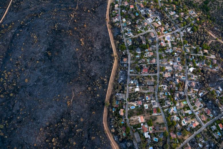El reciente incendio forestal originado en Almorox (Toledo) ha afectado gravemente a la urbanización El Encinar del Alberche, ubicada en el municipio madrileño de Villa del Prado, destruyendo por completo al menos 38 viviendas y provocando el desalojo preventivo de más de 1.500 vecinos.