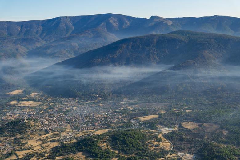 El gran incendio forestal originado en Burgohondo mantiene en máxima alerta al Valle del Tiétar, tras dejar un panorama desolador y obligar a evacuaciones masivas en las provincias de Ávila, Madrid y Toledo. Aunque la situación general del fuego ha mostrado una evolución favorable, un violento rebrote este fin de semana obligó a desalojar de urgencia una urbanización en La Adrada.