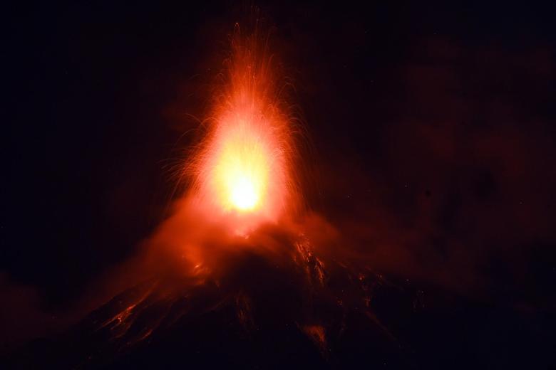 Fotografía que muestra el volcán de Fuego en erupción este martes, en Alotenango a 65 kilometros al suroeste de Ciudad de Guatemala