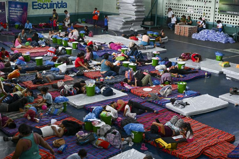 Los evacuados descansan en un refugio tras huir de su aldea luego de la erupción del volcán Fuego en Escuintla