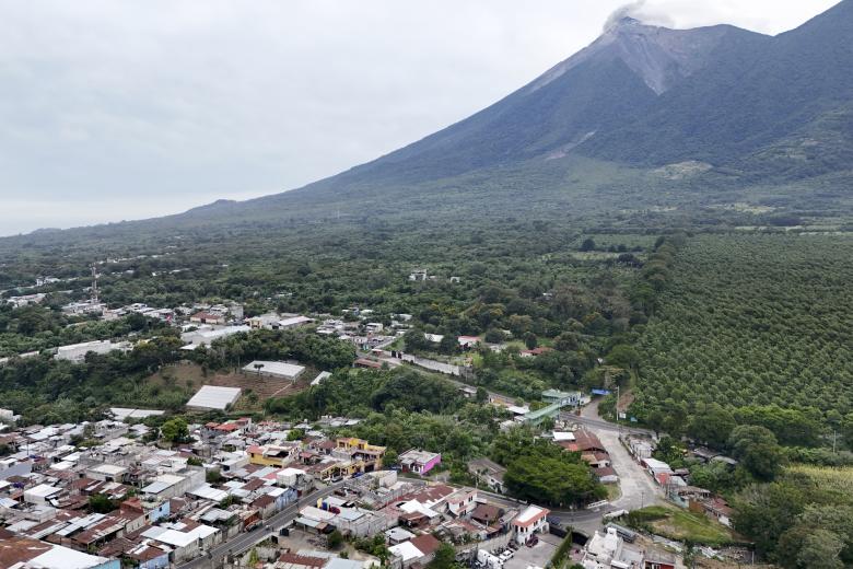 Las autoridades guatemaltecas emitieron el segundo nivel de alerta de emergencia más alto del país el 4 de agosto tras una importante erupción del volcán más activo de Centroamérica, lo que provocó la evacuación de las aldeas cercanas.