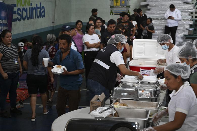 Los evacuados reciben alimentos en un refugio tras huir de su aldea
